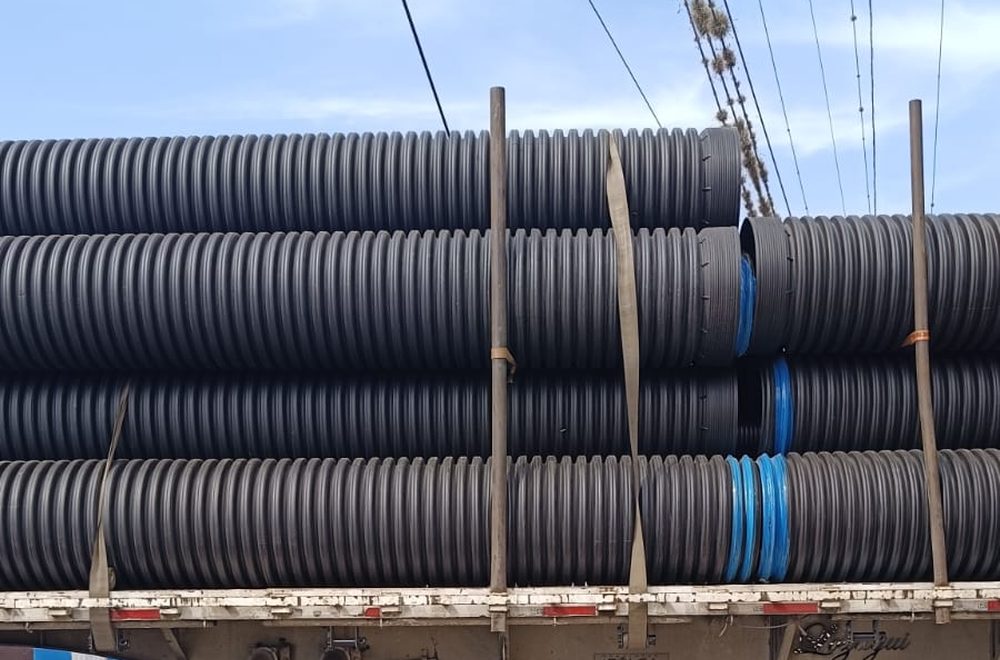 Plataforma cargada con tubería corrugada lista para entrega